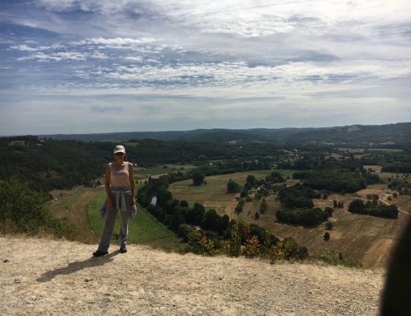 Christine sur la Côte de Jor, surplombant la Vallée de l'Homme (Dordogne)
