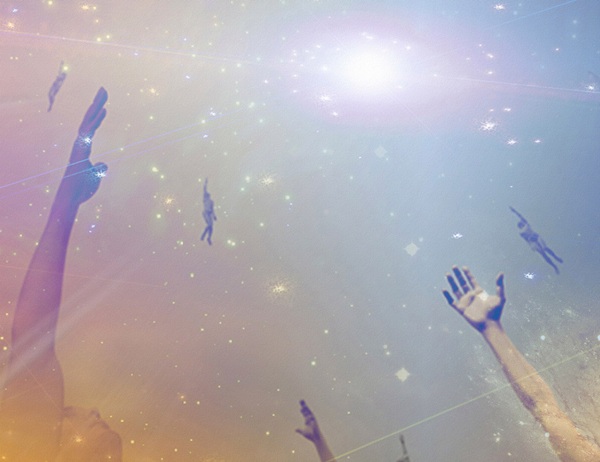 Mains tendues vers la lumière des étoiles